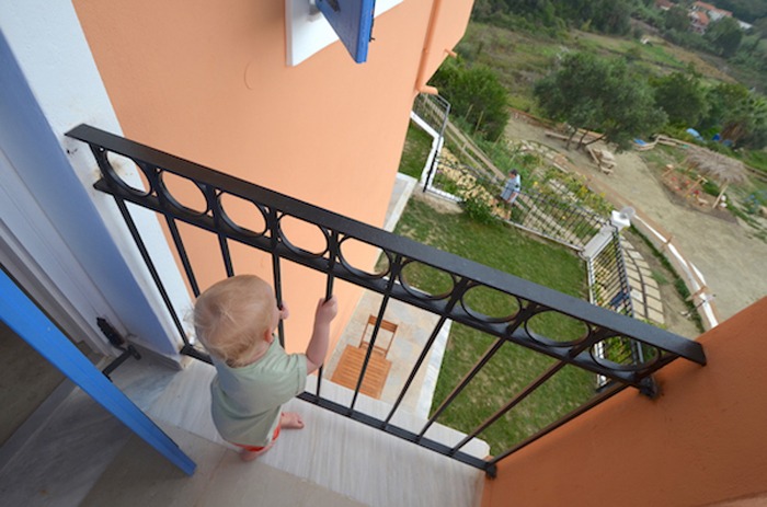 Kleinkind auf dem Balkon