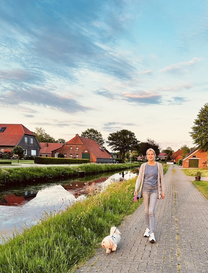 Ostfriesland entdecken - Elischeba Wilde mit Hund