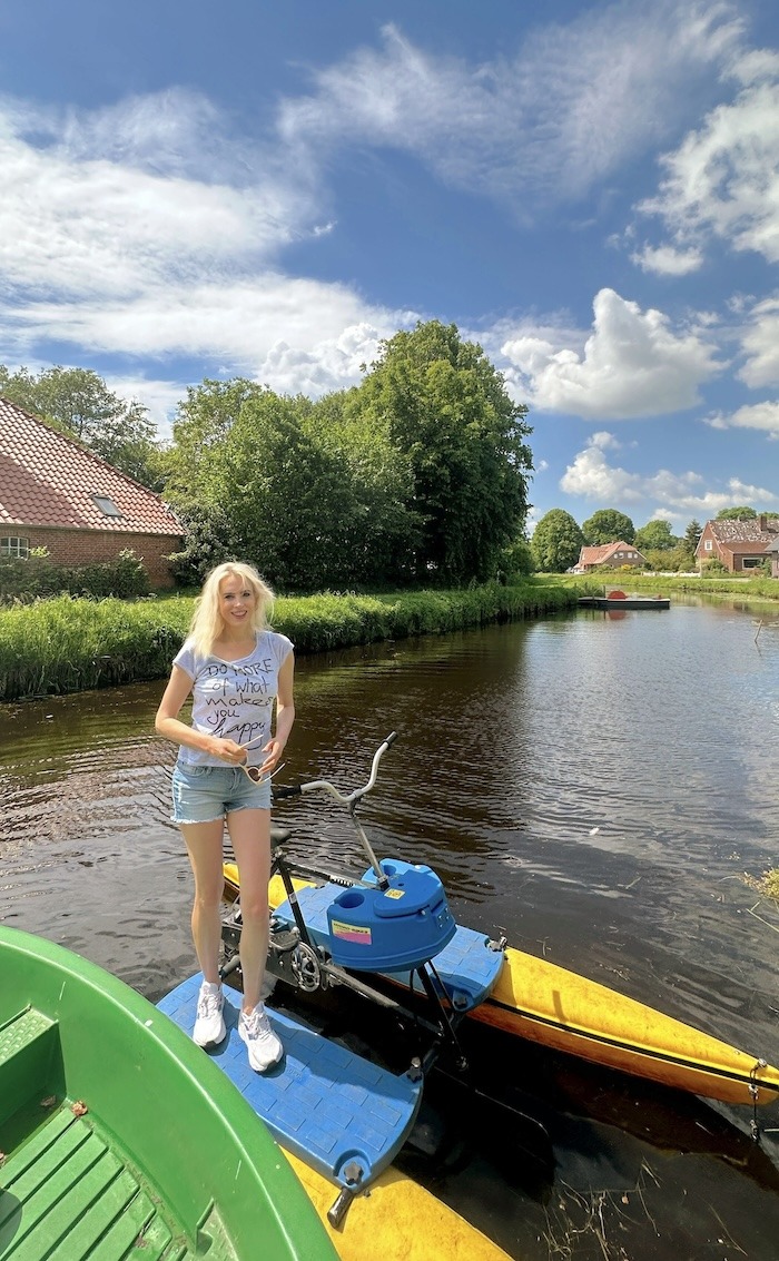 Elischeba Wilde am Kanal mit Wasserfahrrad